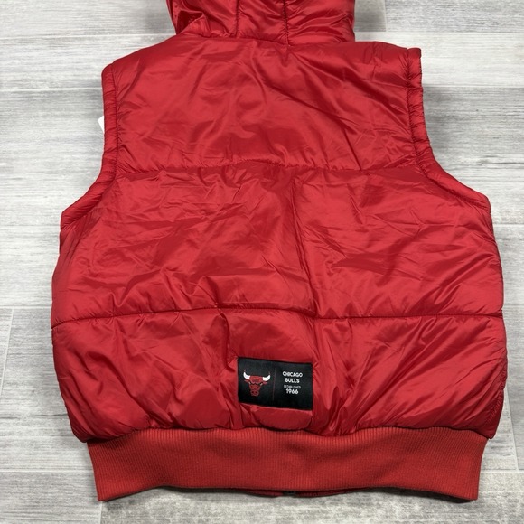 Wear by Erin Andrews Women's Small NBA Chicago Bulls Hooded Puffer Vest Red‎ New - Picture 9 of 10
